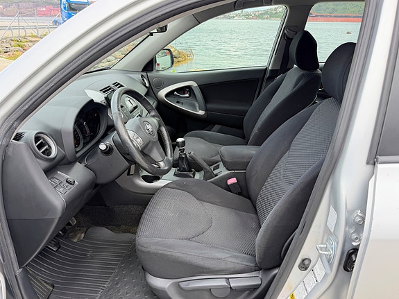 Toyota RAV4 5 of 11