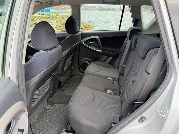 Toyota RAV4 7 of 11