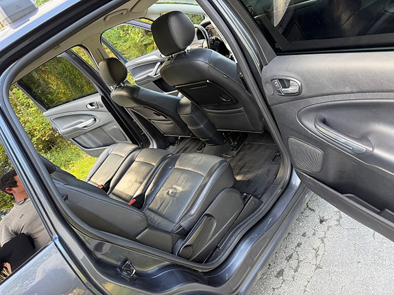 Ford S-MAX 16 of 19