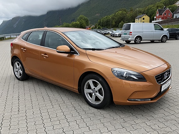 Volvo V40 2 of 11