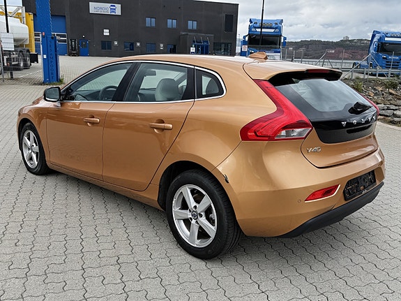 Volvo V40 4 of 11