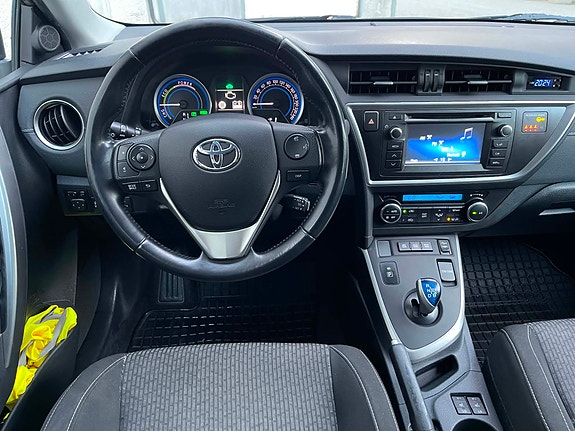 Toyota Auris 10 of 30