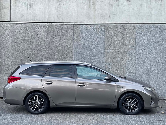 Toyota Auris 7 of 30