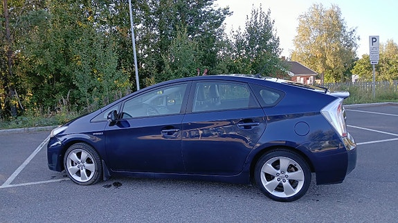 Toyota Prius 2 of 11
