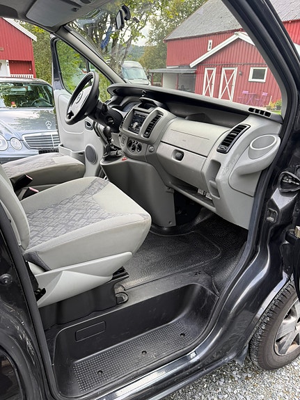 Opel Vivaro 14 of 17