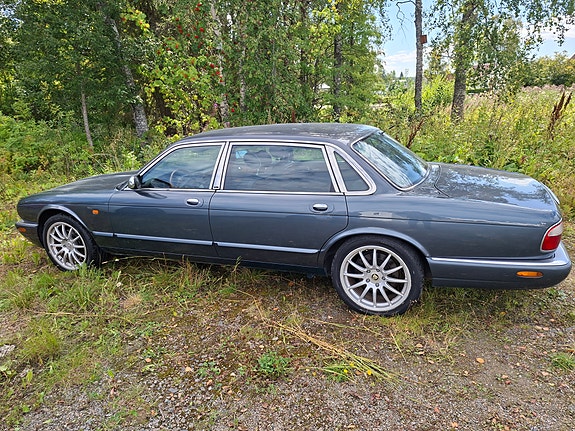Jaguar XJ8 3 of 12