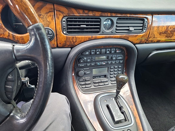 Jaguar XJ8 5 of 12