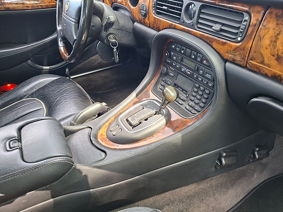 Jaguar XJ8 7 of 12