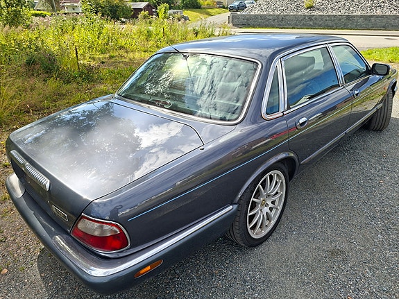 Jaguar XJ8 2 of 12