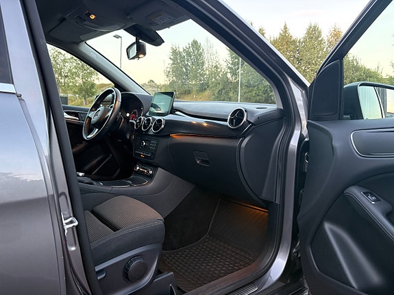 Mercedes-Benz B-Electric 24 of 30