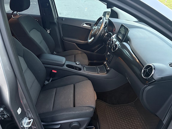 Mercedes-Benz B-Electric 25 of 30