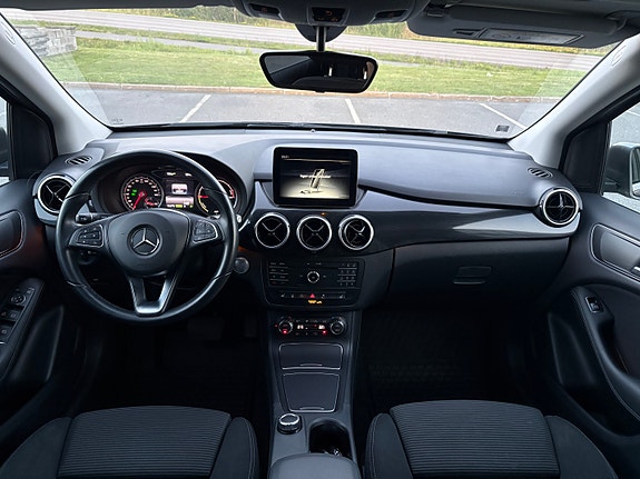Mercedes-Benz B-Electric 26 of 30