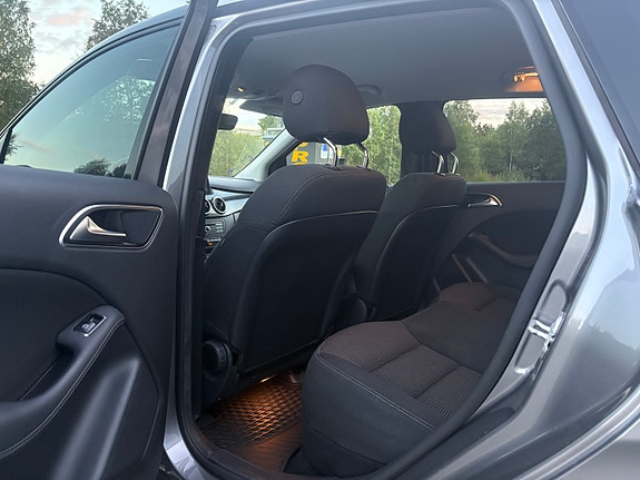Mercedes-Benz B-Electric 14 of 30