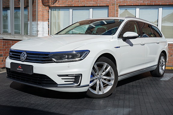 Volkswagen Passat 2 of 30