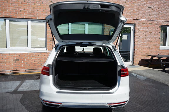 Volkswagen Passat 30 of 30
