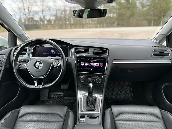 Volkswagen e-Golf VII 10 of 15