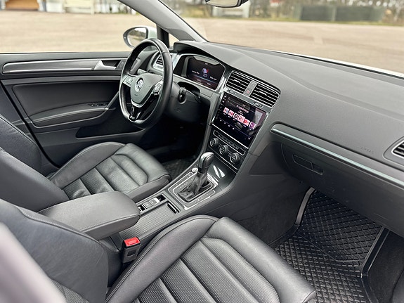 Volkswagen e-Golf VII 11 of 15