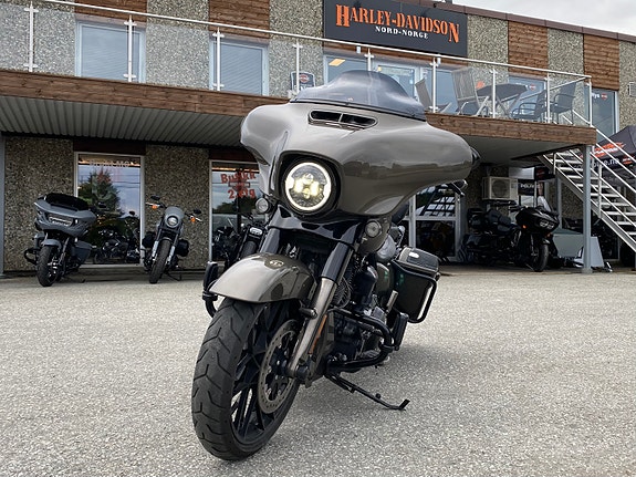 Harley-Davidson FLHXSE3 CVO Street Glide 3 of 17