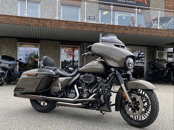 Harley-Davidson FLHXSE3 CVO Street Glide 15 of 17