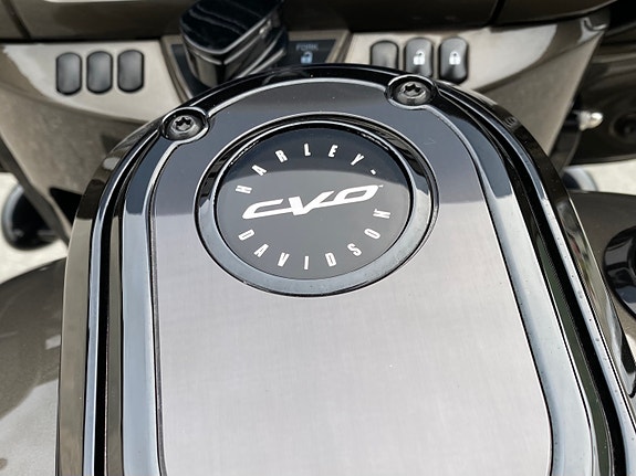 Harley-Davidson FLHXSE3 CVO Street Glide 11 of 17