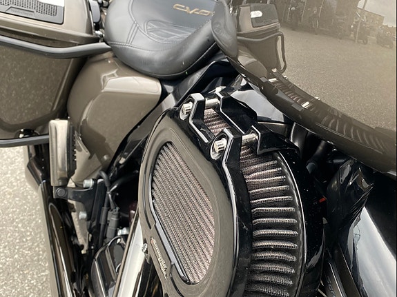 Harley-Davidson FLHXSE3 CVO Street Glide 6 of 17