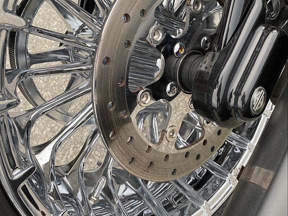 Harley-Davidson FXSB Breakout 6 of 7