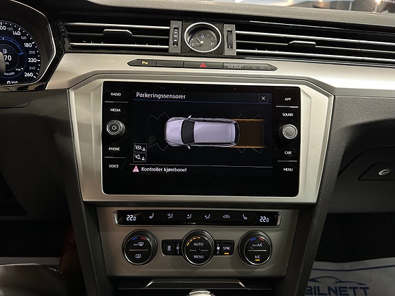 Volkswagen Passat 13 of 25