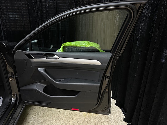 Volkswagen Passat 19 of 25