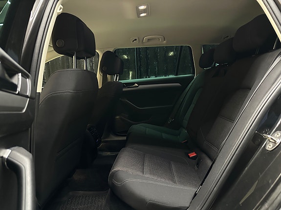 Volkswagen Passat 17 of 25