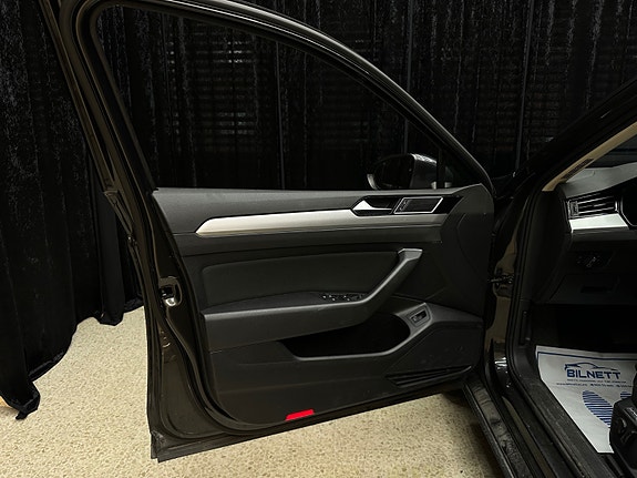 Volkswagen Passat 18 of 25