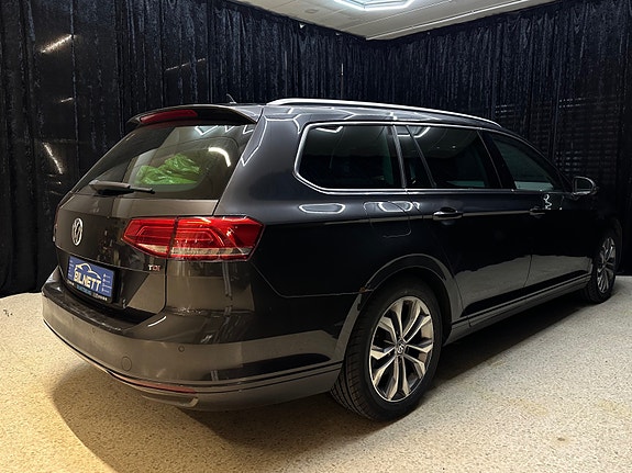 Volkswagen Passat 4 of 25