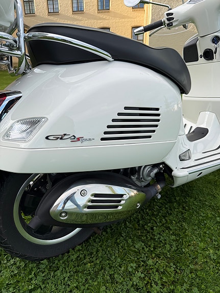 Vespa GTS 300 7 of 13