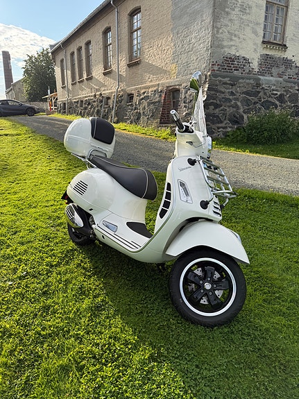 Vespa GTS 300 2 of 13