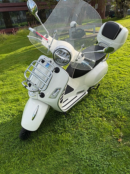 Vespa GTS 300 3 of 13