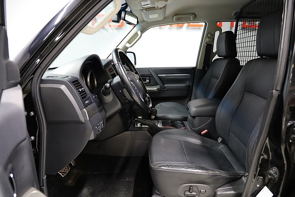 Mitsubishi Pajero 6 of 12