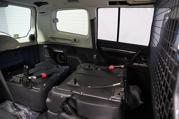 Mitsubishi Pajero 10 of 12
