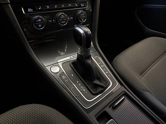 Volkswagen e-Golf VII 28 of 30