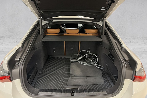 BMW i4 18 of 19