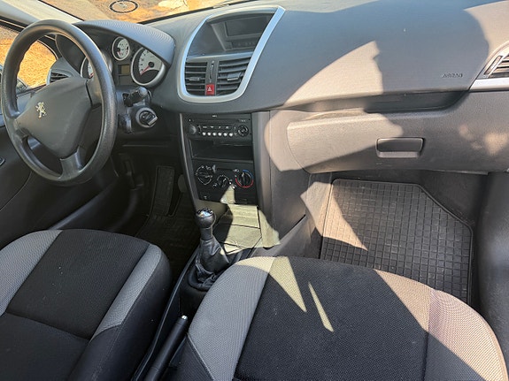 Peugeot 207 12 of 16