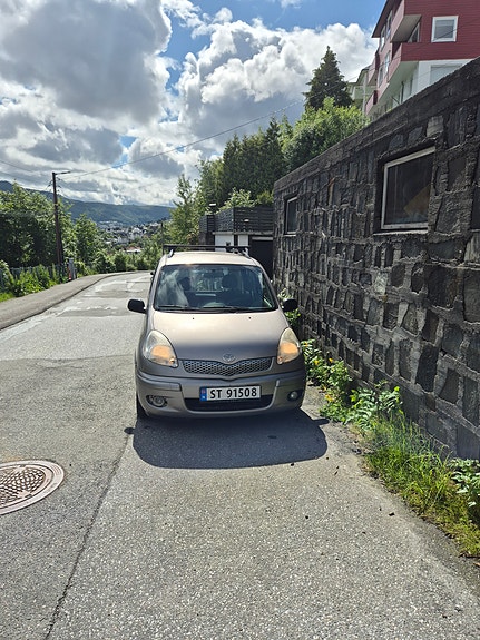 Toyota Yaris Verso 2 of 9