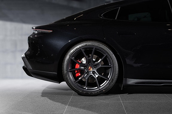 Porsche Taycan 10 of 30