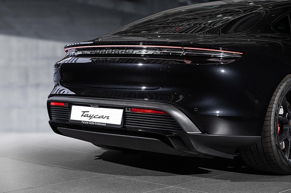 Porsche Taycan 7 of 30