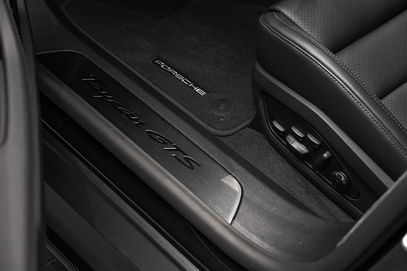 Porsche Taycan 21 of 30