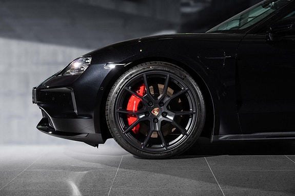 Porsche Taycan 12 of 30