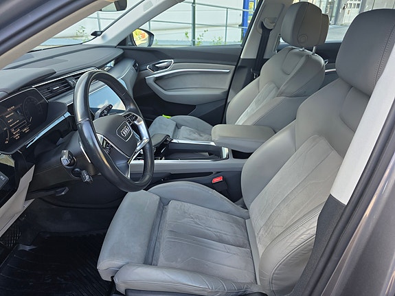 Audi e-tron 10 of 21