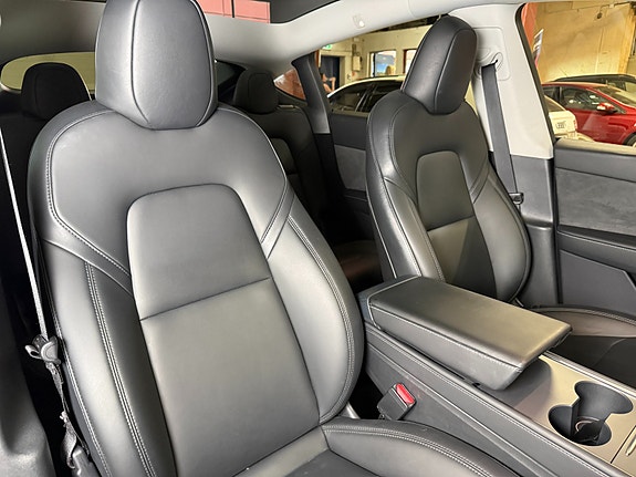 Tesla Model Y 29 of 30