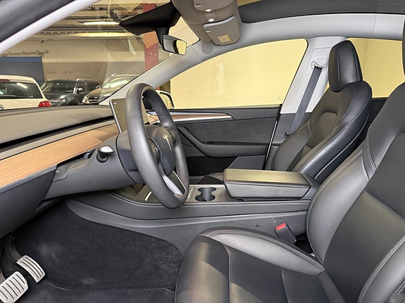 Tesla Model Y 23 of 30