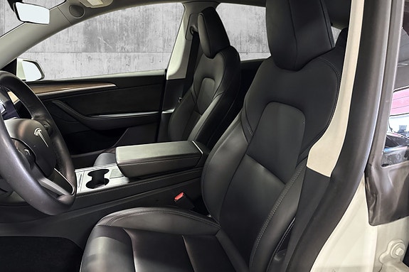 Tesla Model Y 9 of 30