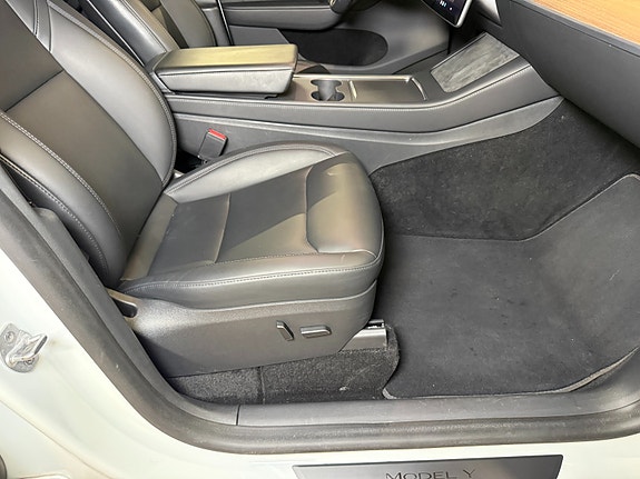 Tesla Model Y 27 of 30