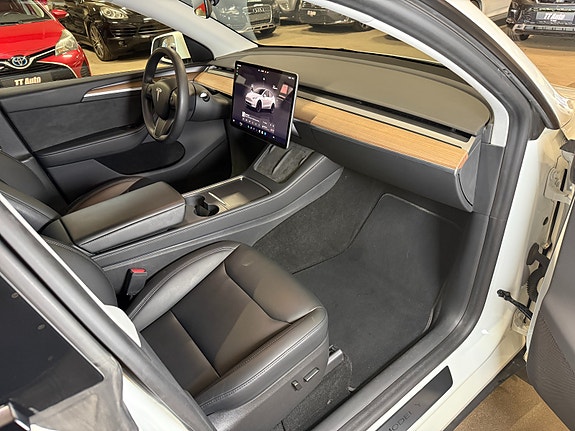 Tesla Model Y 26 of 30
